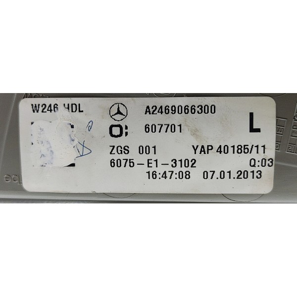 Lanterna Tampa Traseira Esquerda Mercedes B200 2015 Esquerdo/motorista Vermelho