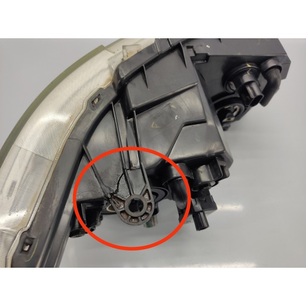 Farol Esquerdo Fiat Freemont 2.4 2011 Detalhe Esquerdo