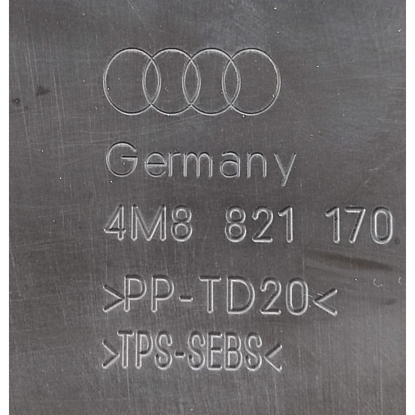 Acabamento Painel Frontal Capo D.d Audi Q8 2019 4m821170 Preto Listras