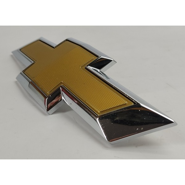 Emblema Grade Frontal Gm Tracker 1.2 Turbo 2023 26301767 Dourado