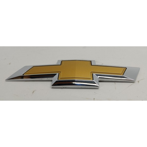Emblema Tampa Traseira Gm Tracker 1.2 2023 Dourado