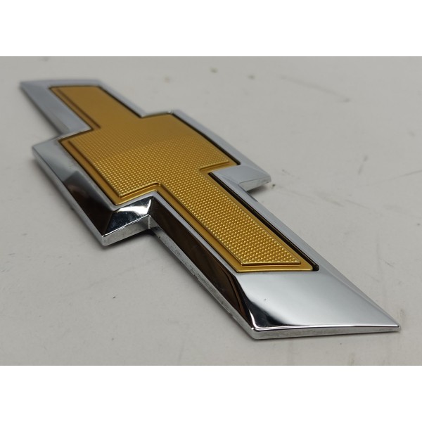 Emblema Tampa Traseira Gm Tracker 1.2 2023 Dourado