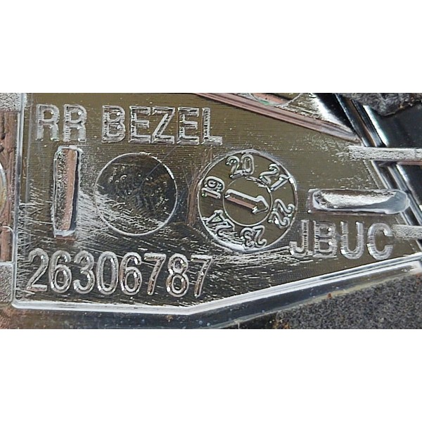 Emblema Tampa Traseira Gm Tracker 1.2 2023 Dourado