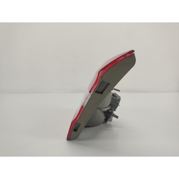 Lanterna Tampa Direita Mercedes B200 2015 Direito/passageiro Vermelho