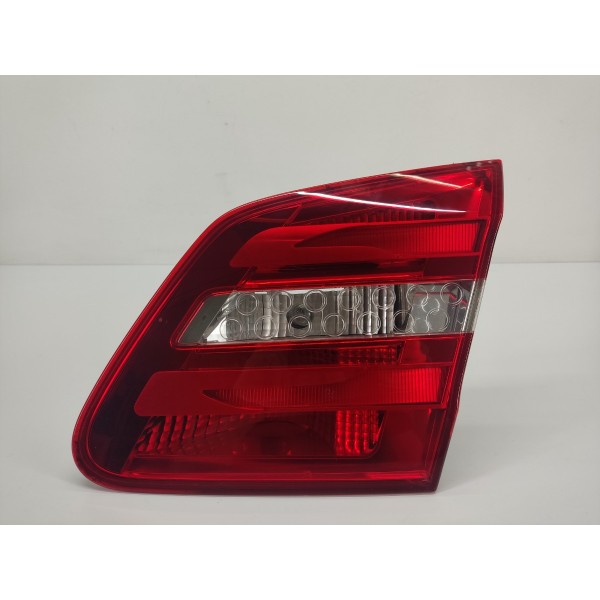 Lanterna Tampa Direita Mercedes B200 2015 Direito/passageiro Vermelho