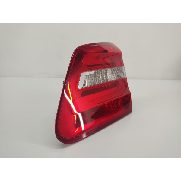 Lanterna Tampa Direita Mercedes B200 2015 Direito/passageiro Vermelho