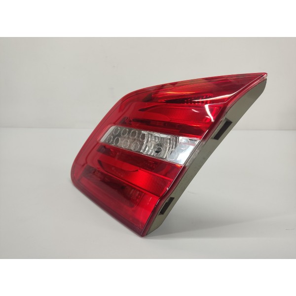 Lanterna Tampa Direita Mercedes B200 2015 Direito/passageiro Vermelho