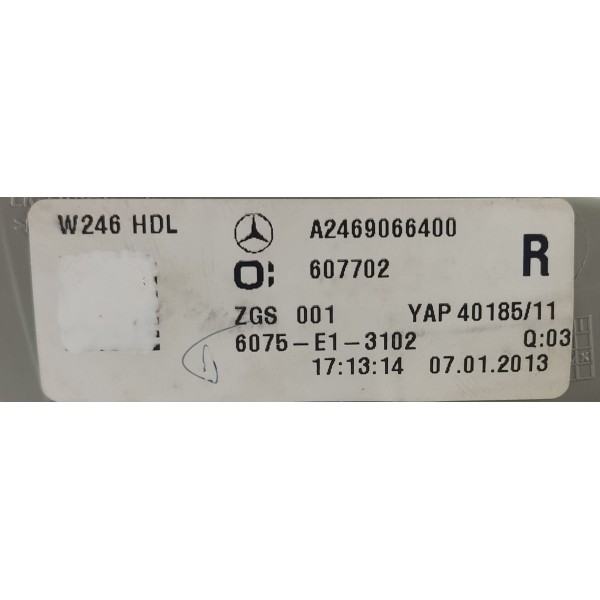 Lanterna Tampa Direita Mercedes B200 2015 Direito/passageiro Vermelho