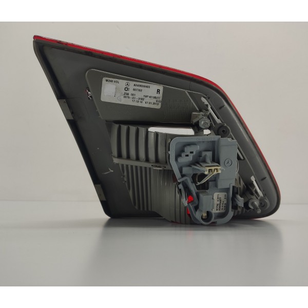 Lanterna Tampa Direita Mercedes B200 2015 Direito/passageiro Vermelho