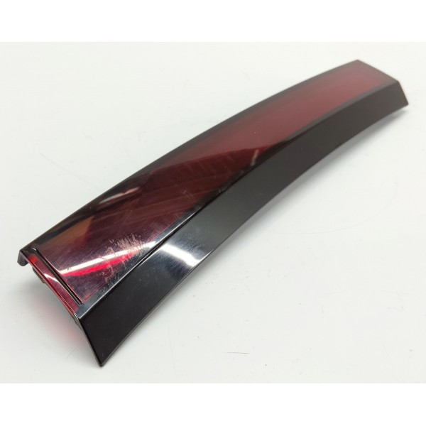 Acabamento Lanterna Tampa Traseira Direita Nissan Kicks 2021 Direito Vermelho