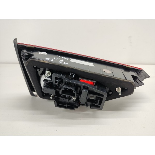 Lanterna Tampa Traseira Direita Audi A3 2016 Detalhe Direito Vermelho